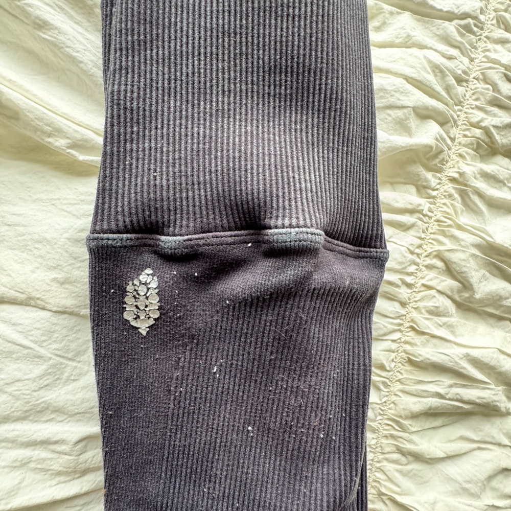 FREE PEOPLE LEGGINGS. - Picture 2 of 2